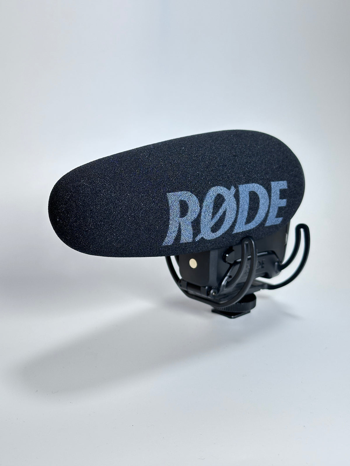RØDE VideoMic Pro+ – Microfone Shotgun Profissional