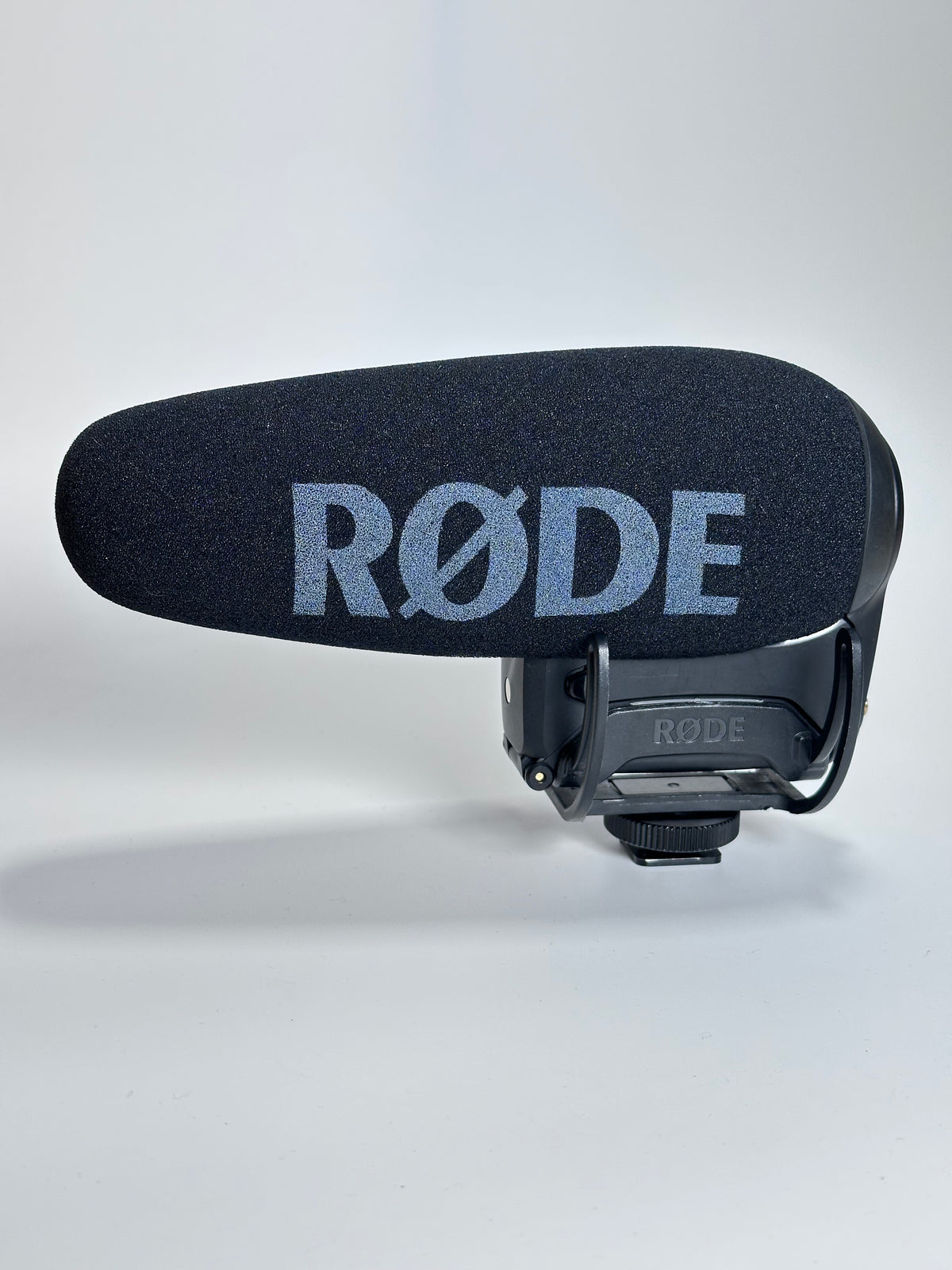 RØDE VideoMic Pro+ – Microfone Shotgun Profissional