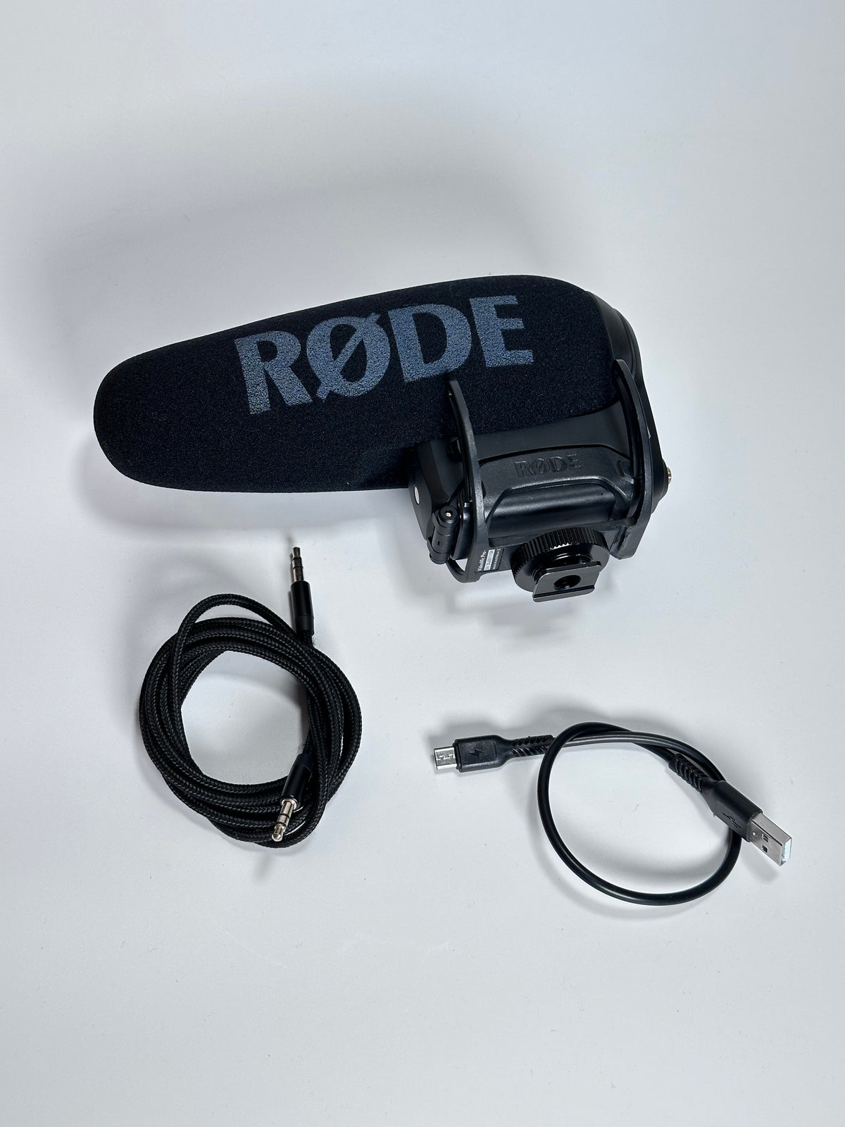 RØDE VideoMic Pro+ – Microfone Shotgun Profissional