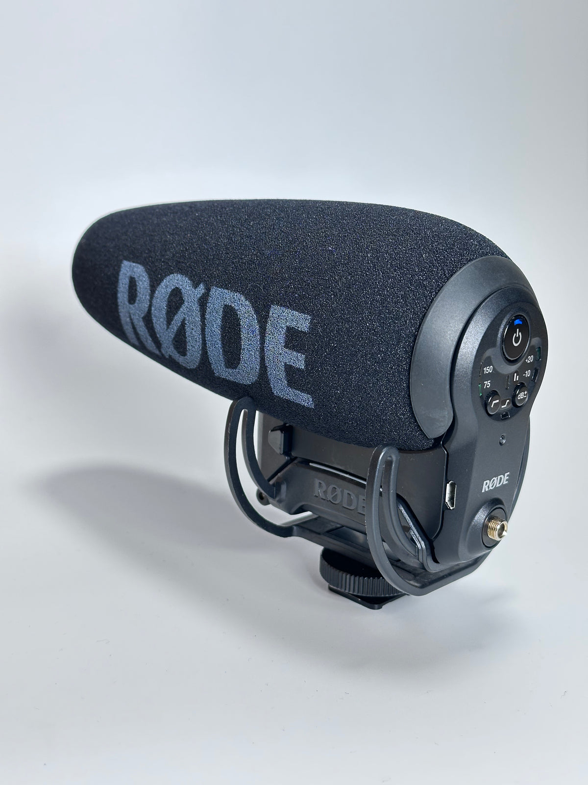 RØDE VideoMic Pro+ – Microfone Shotgun Profissional