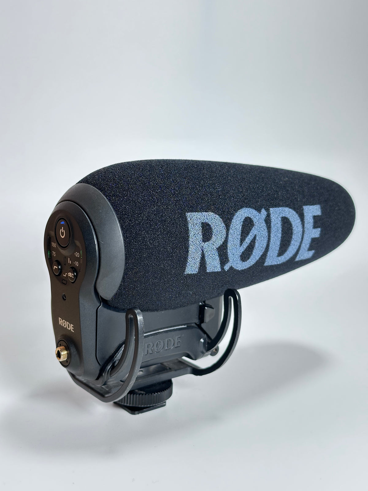 RØDE VideoMic Pro+ – Microfone Shotgun Profissional
